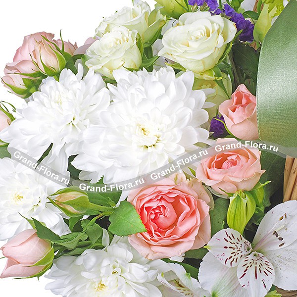 Заманчивая нежность – букет из кустовых хризантем и роз, альстромерий и эустом